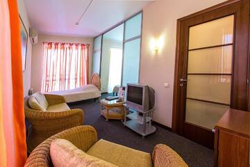 Фото номера Роскошный трехместный номер Гостиница Country Club Neftyanik г. Волгоград 4